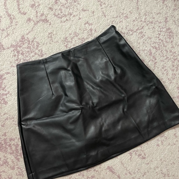 Abercrombie Black Leather Mini Skirt - Picture 4 of 6